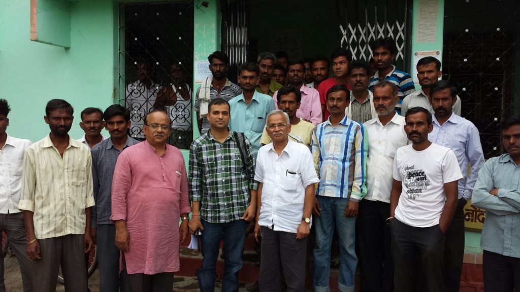 Deendayal secretary Mr. Vijay Kadre, SIF volunteer Preshit Dalal and SIF India head Mr. Pramod Dalal, talking to farmers from Borisinh village, Yavatmal, Maharashtra