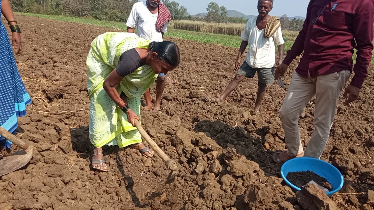Honnapur Farmers being trained
